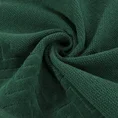 Ręcznik z welwetową bordiurą z wytłaczanym geometrycznym wzorem - 70 x 140 cm - butelkowy zielony 5