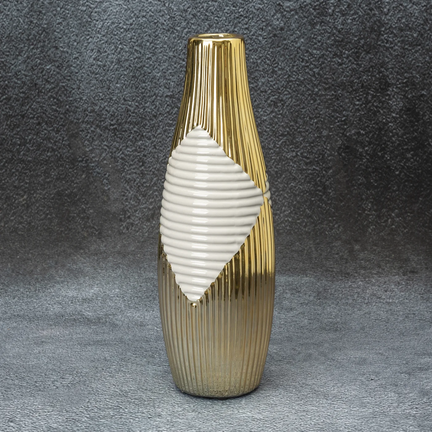 Wazon ceramiczny biało-złoty z geometrycznym wzorem